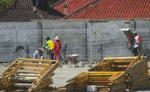 PASAR NGANGKRUKSARI : Proyek Pemerintah Gunakan Material Tambang Ilegal