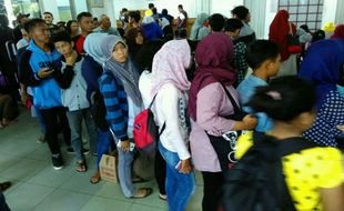 NATAL & TAHUN BARU : Antrean Prameks di Stasiun Tugu Mengular