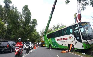 KECELAKAAN KULONPROGO : Evakuasi Bus Masuk Parit Akibatkan Kemacetan