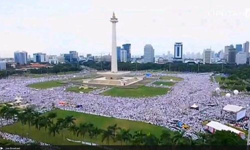 DEMO 2 DESEMBER :  Salat Jumat Aksi Super Damai 212 Jadi yang Pertama dan Terbesar di Monas