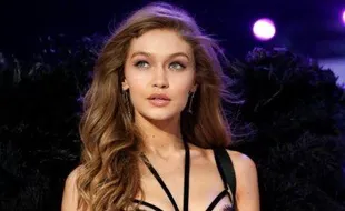 Jadi Model Tas, Gigi Hadid Jalani Pemotretan Tanpa Busana