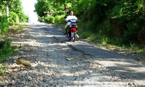 INFRASTRUKTUR BANTUL : Jalan Rusak, Warga Pasang Drum