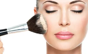 TIPS KECANTIKAN : Tak Hanya Bikin Cantik, Ini Manfaat Make Up bagi Wanita