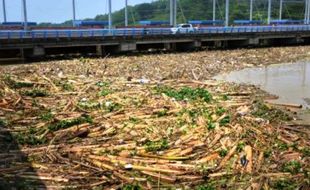 FOTO BANJIR GROBOGAN : Padatnya Sampah Sungai Serang…