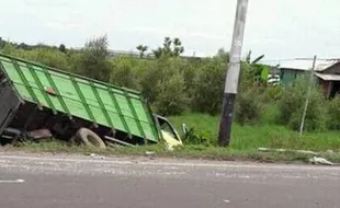 KECELAKAAN KENDAL : Sopir Ngantuk, Truk Masuk Selokan