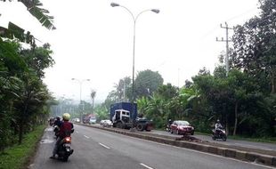 KECELAKAAN SALATIGA : Truk Langgar Pembatas Jalan di JLS