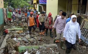 Sampah & Lumpur Memenuhi Permukiman, Kerugian Akibat Banjir Bima Rp913 Miliar