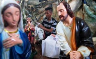 FOTO HARI NATAL 2016 : Diorama Kelahiran Yesus Ditata