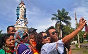 FOTO HARI NATAL 2016 : Warga Liburan ke Patung Maria Asumpta