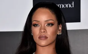 Dituding Lecehkan Ratu Elizabeth II, Rihanna Kena Kritik