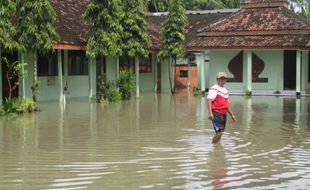 BANJIR BANTUL : Sekolah Kebanjiran, Siswa Tetap Kerjakan UAS di Perpustakaan