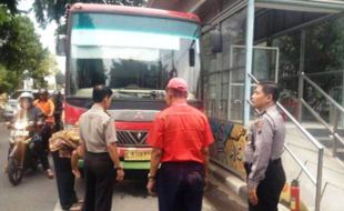 TRANSPORTASI SEMARANG : BRT Nyaris Terbakar, Penumpang Berhamburan