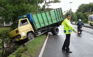 KECELAKAAN KULONPROGO : Ban Selip karena Gundul, Truk Terperosok Selokan