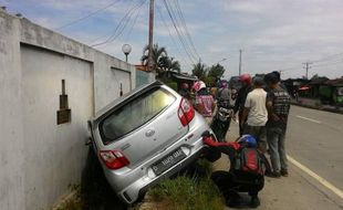 KECELAKAAN KENDAL : Sopir Diduga Mengantuk, Mobil Daihatsu Masuk Selokan