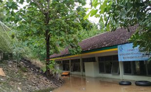 Sekolah Kebanjiran, Siswa di Gunungkidul Kerjakan Ujian Berpindah-pindah Tempat