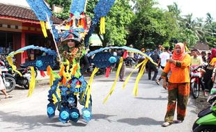 BATIK KULONPROGO : Unik, Peragaan Busana di Jalan Desa