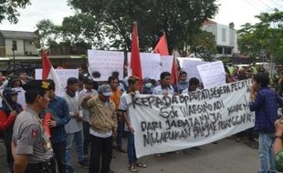 DEMO SUKOHARJO : Warga Manisharjo Tuntut Perdes Dicopot karena Diduga Selewengkan Bantuan