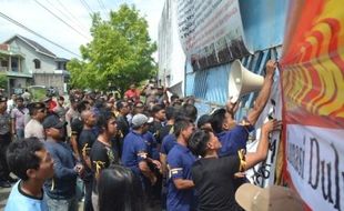 PN Sukoharjo Eksekusi Pabrik Rokok di Jl. Ciu