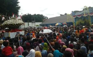 WISATA SOLO : Ribuan Orang Serbu Gunungan Grebeg Maulud di Masjid Agung