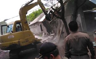 RESTORASI GUMUK PASIR : 2 Alat Berat Diterjunkan untuk Merobohkan Bangunan di Pantai Cemoro Sewu