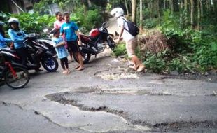 INFRASTRUKTUR SALATIGA : Jalan Rusak Bikin Kecelakaan Jadi Gunjingan Netizen