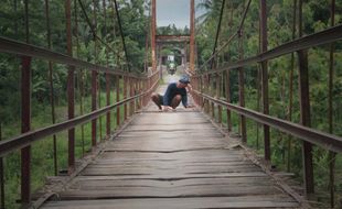 KISAH INSPIRATIF : Sudah 6 Tahun, Pria di Bantul Ini Sukarela Mengganti Papan Jembatan yang Rusak