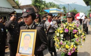 Polisi Korban Pesawat Polri Dimakamkan di Trenggalek