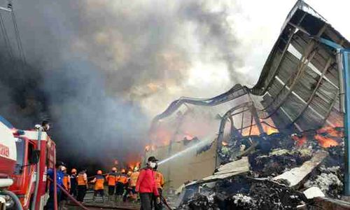 BERITA FOTO : Gudang Bahan Baku PT DMST di Sambungmacan Sragen Terbakar