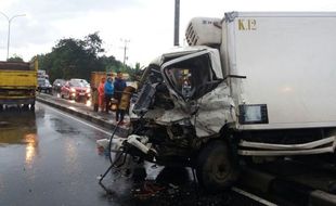 KECELAKAAN BOYOLALI : Mobil Boks Vs. Bus dan Motor, 6 Orang Terluka