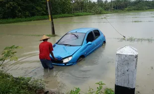 KECELAKAAN KULONPROGO : Byurrr...! Mobil Cantik Ini Masuk Kolam