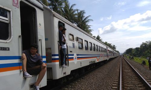 Kereta Api Fajar Utama Jogja-Jakarta Macet di Kulonprogo karena Pipa Pecah