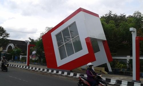 PENATAAN KOTA SOLO : Bikin Orang Bertanya-Tanya, Ini Penjelasan Soal Kubus Miring  di Jl. Sutoyo