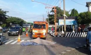 KECELAKAAN DEMAK : Seberangkan Truk, Anggota Satpam Tewas Tertabrak Truk Lain