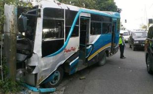 KECELAKAAN SEMARANG : Bus Tabrak Tiang di Gombel, 5 Penumpang Masuk RS