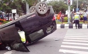 KECELAKAAN SEMARANG : Seruduk 2 Motor, Mobil Terjengkang