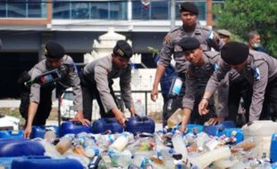 FOTO MIRAS SEMARANG : Ribuan Botol Miras Dimusnahkan