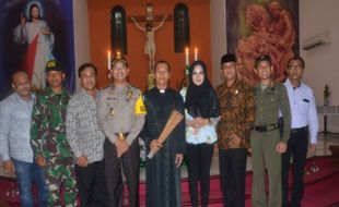 HARI NATAL 2016 : Banser Kendal Jaga Gereja, Mirna Terharu