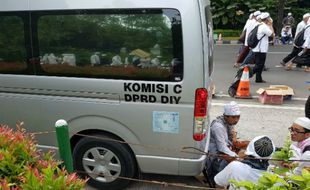 DEMO 2 DESEMBER : Ups, Beredar Foto Mobil DPRD DIY Berada di Tengah Aksi 212