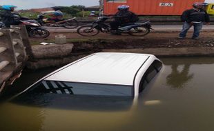 KECELAKAAN SEMARANG : Tercebur ke Sungai, Mobil Ini Sita Perhatian Netizen