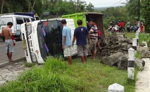 KECELAKAAN KULONPROGO : Muatan Berlebih, Truk Pengangkut Batu Terguling