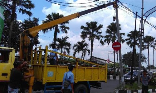 LALU LINTAS SOLO : Dishubkominfo Ambil Alih Perbaikan Kabel Membahayakan di Purwosari