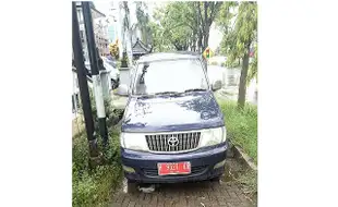 PARKIR SEMARANG : Parkir di Trotoar, Mobil Pelat Merah Ini Jadi Cibiran Netizen