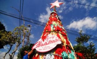 FOTO HARI NATAL 2016 : Pohon Limbah Garmen Berdiri di Ungaran