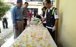 NARKOBA PONOROGO : Sebelum Jaga Keamanan Tahun Baru, 970 Polisi Tes Urine Dulu