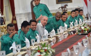 PIALA AFF 2016 : Gayengnya "Curhat" Abduh Lestaluhu di Depan Presiden