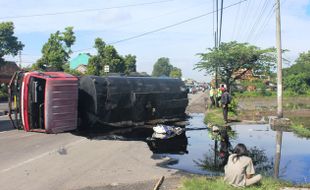 Truk Terguling di Jalan Jogja-Solo, Aspal Genangi Sawah