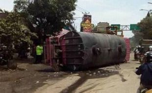 KECELAKAAN SEMARANG : Truk Terguling di Mangkang, Warga Kendal Telat Kerja