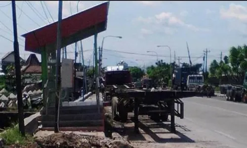 TRANSPORTASI SEMARANG : Truk Trailer Parkir di Selter, Begini Reaksi Netizen