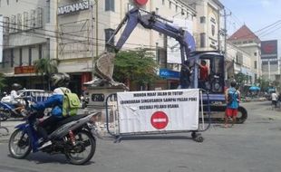 PENATAAN KOTA SOLO : Tugu Singosaren Peninggalan Wali Kota Hartomo Dibongkar