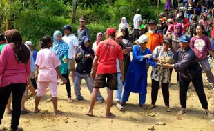 LONGSOR KARANGANYAR : Pencarian 2 Korban Berlanjut, Ibu-Ibu Bantu Singkirkan Batu dan Kayu